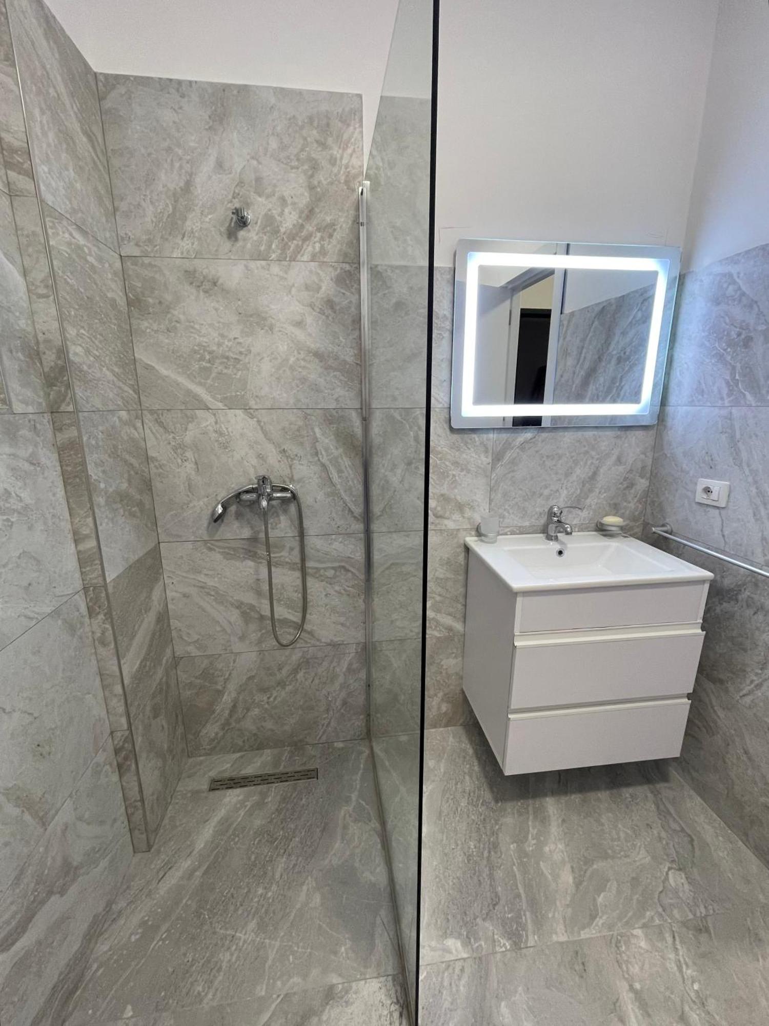 Modern Apartment In Central Vlore Ngoại thất bức ảnh